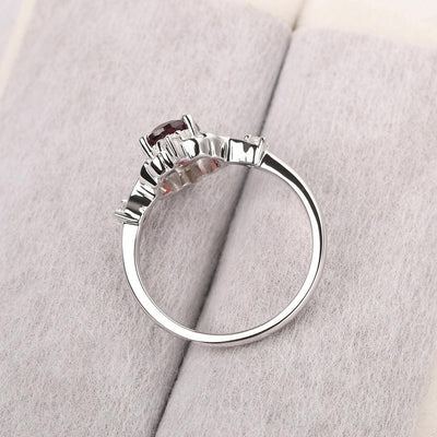 Oval Cut Vintage Garnet Ring - Palmary